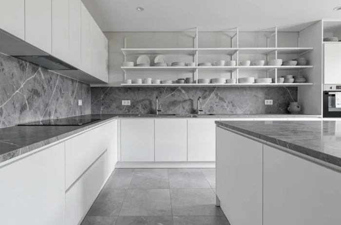 Cuisine moderne blanche avec plan de travail en marbre gris, association de couleurs blanc et gris en décoration intérieure
